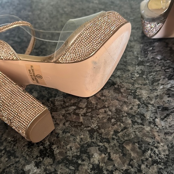 Olivia Ferguson Gold Chunky Platform Heels with Shimmering Straps 8 - Picture 12 of 16